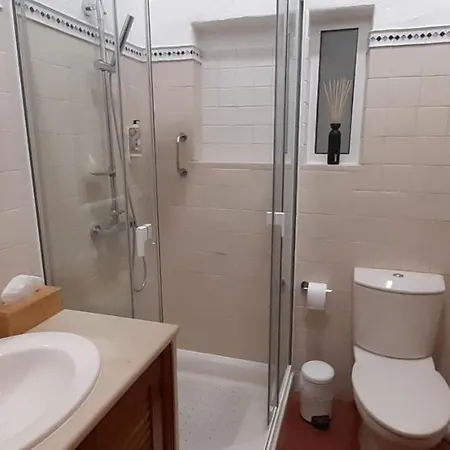 Aprahouseloule Bed & Breakfast Loule