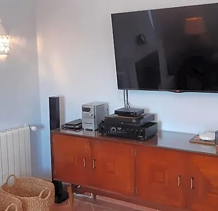 Aprahouseloule Bed and Breakfast 4*